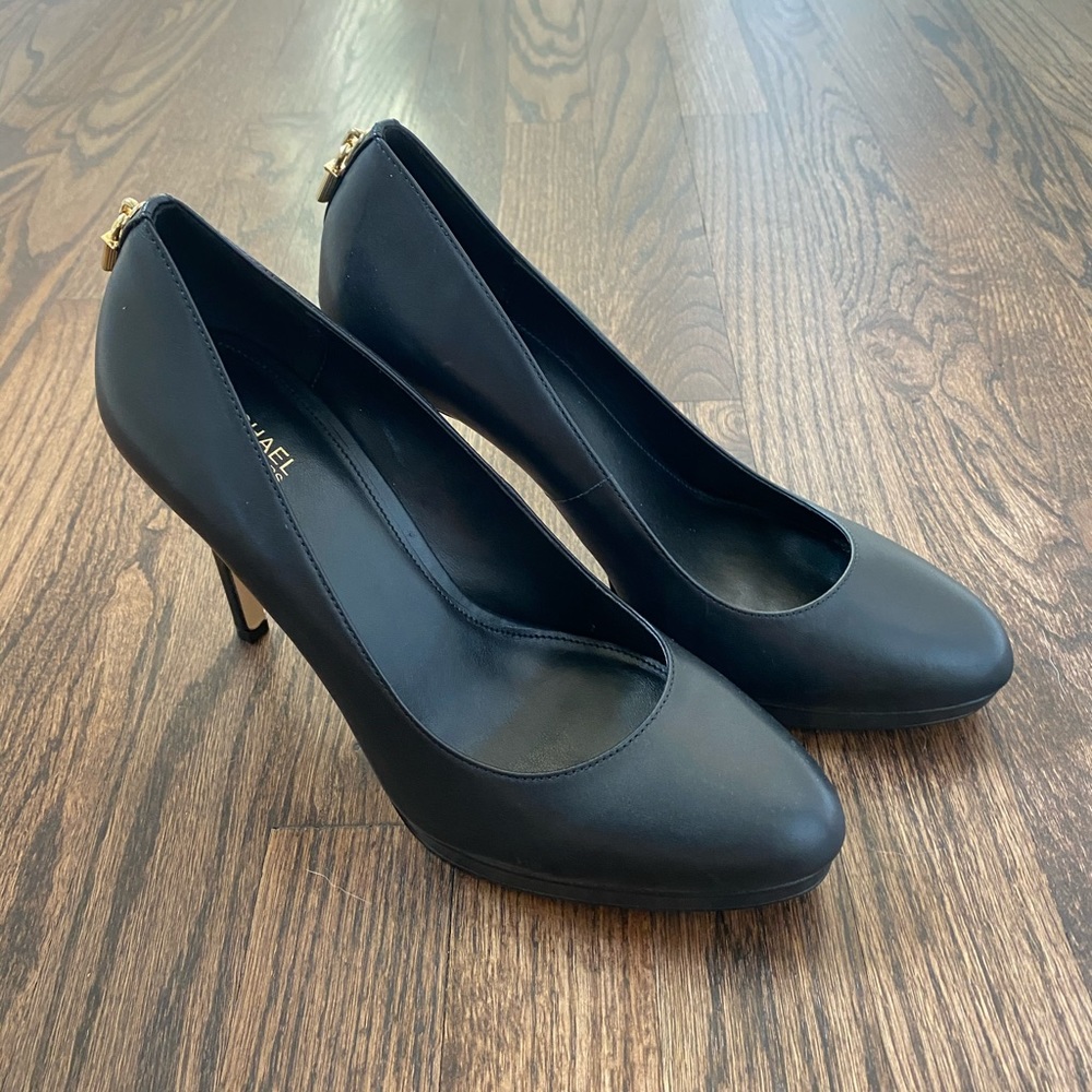 Michael Kors Antoinette Leather Pump